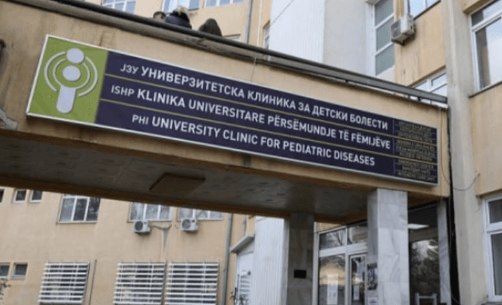Punonjësit e Klinikës së Fëmijëve në protestë për pagat e papaguara dhe statusin e pasigurt