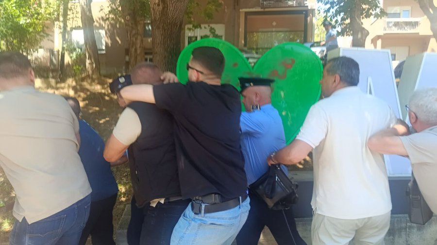 Policia ka arrestuar dy zyrtarë komunalë në Mitrovicën e Veriut lidhur me rastin e mbishkrimit “I Love Mitrovica”.
