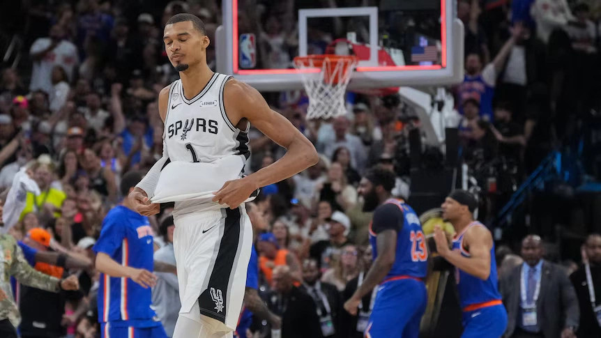 New York Knicks fitojnë ndeshjen e dytë të finales NBA me rezultatin 105-104 dhe marrin avantazhin 2-0 në serinë finale.
