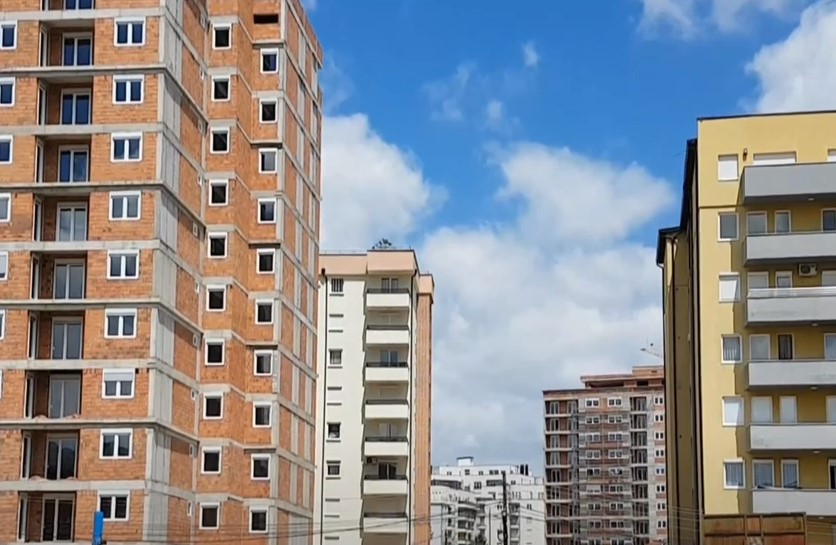 Tronditje në Fushë Kosovë: E moshuara humb jetën pas rënies nga lartësia e banesës