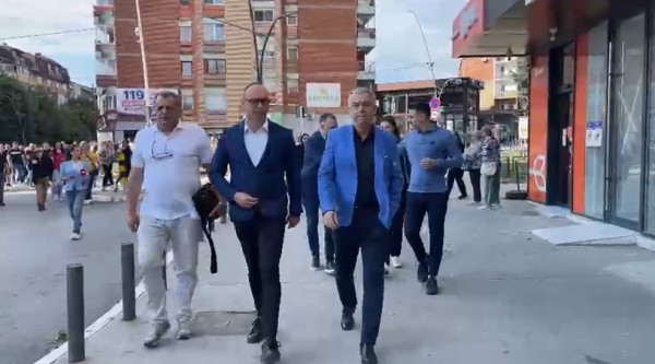 Lista Serbe ka votuar në mënyrë të organizuar në zgjedhjet e parakohshme parlamentare në Mitrovicë të Veriut, me kryetarin Zlatan Elek duke marrë pjesë në këtë votim në grup.