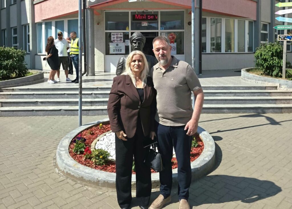 Sami Lushtaku dhe bashkëshortja votojnë: Thirrje për pjesëmarrje masive në zgjedhje