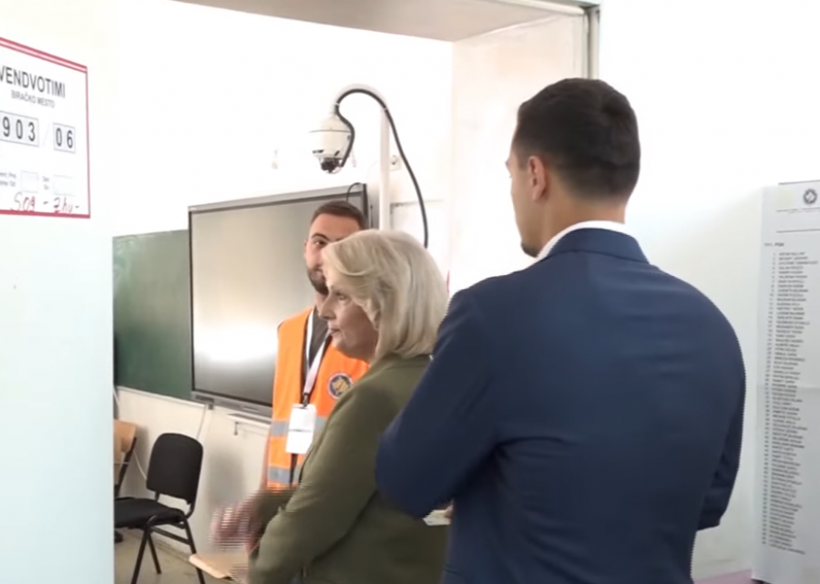 Votimi familjar i Thaçit në Prishtinë pa praninë e ish-presidentit