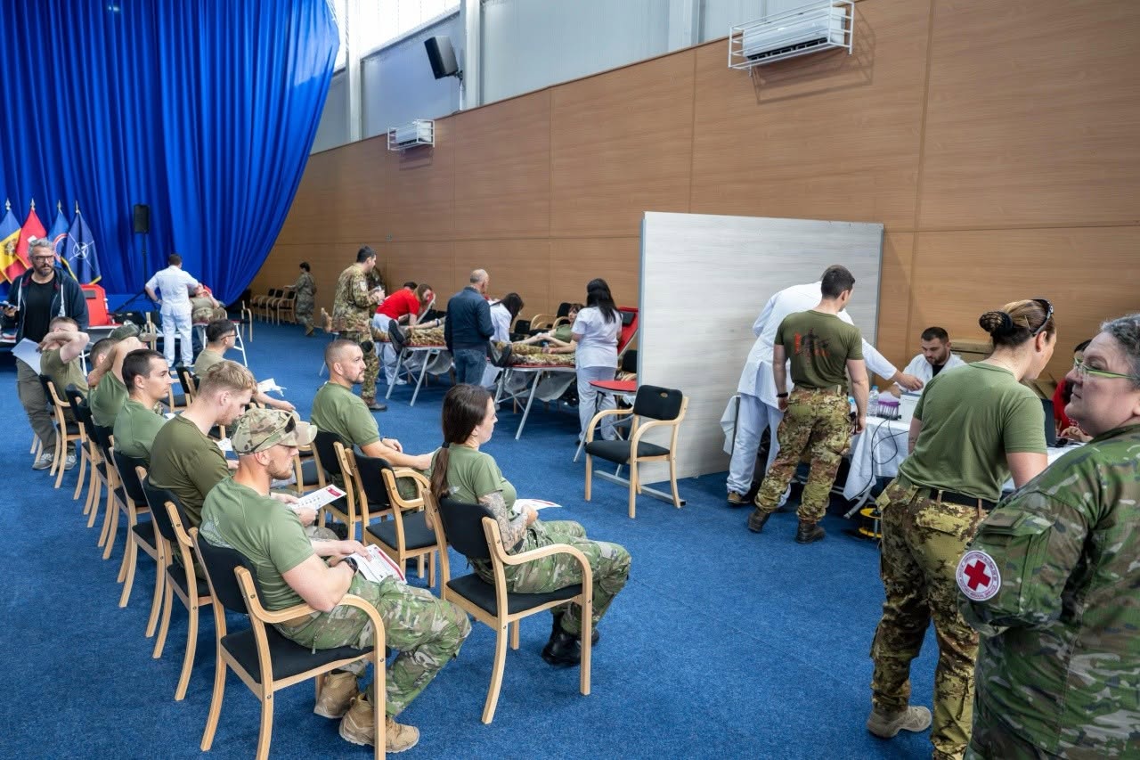 Afërsisht 200 ushtarë të KFOR-it dhurojnë gjak për pacientët në Kosovë