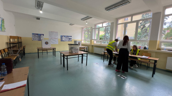 Votimi në Zveçan dhe Leposaviq zhvillohet pa probleme dhe me pjesëmarrje të mirë
