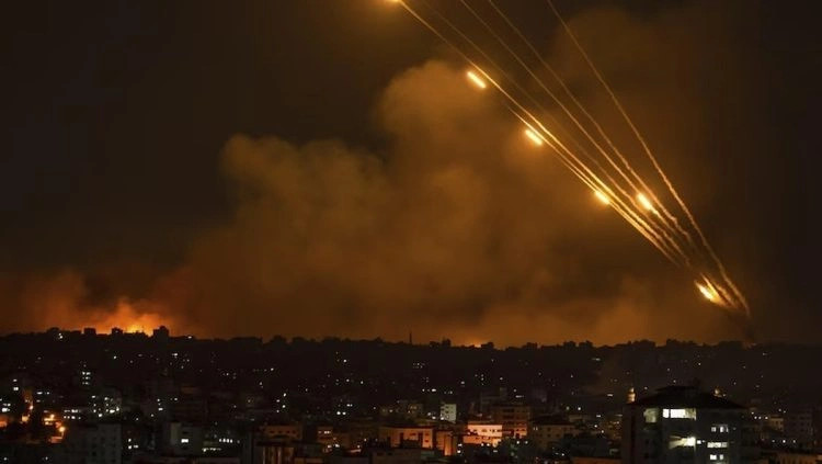 Siria dhe Iraku kanë mbyllur përkohësisht hapësirën ajrore për 12 dhe 72 orë pas lansimit të raketave iraniane drejt Izraelit.