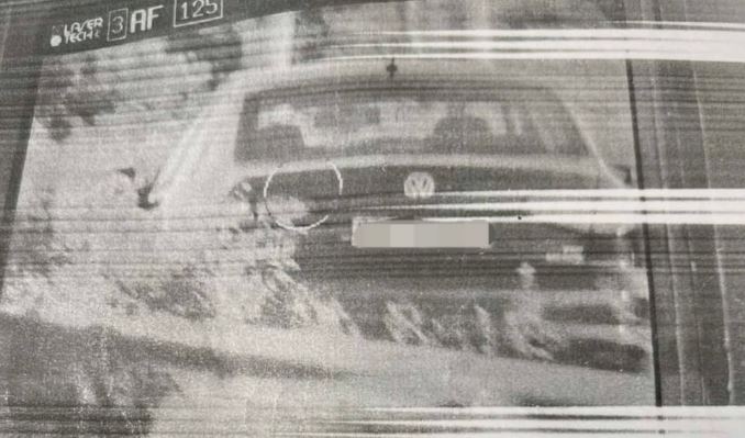 Shoferi në Mitrovicë u gjobit me 300 euro dhe i ndalohet drejtimi për tre muaj për shpejtësi mbi dyfishin e lejuar.
