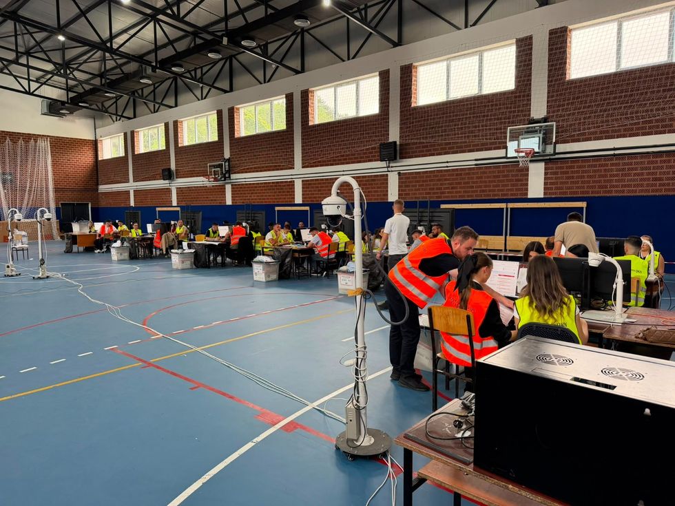Numërimi i votave për deputetë: Përfundon në 5 Qendra, sfida teknike në Vushtrri vazhdon