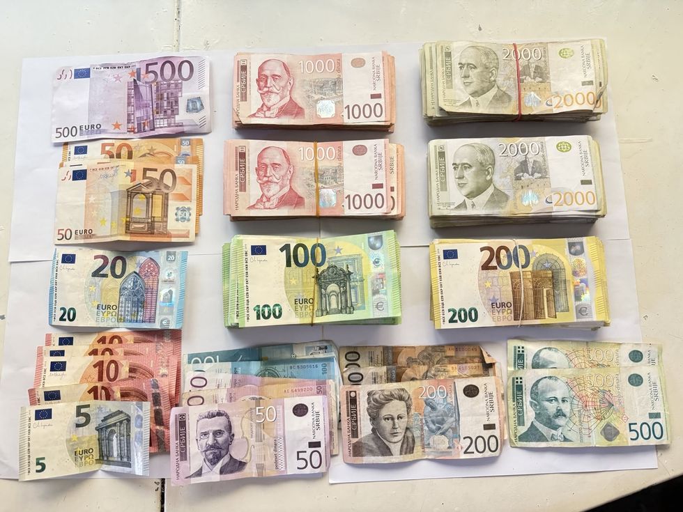 Nën hetim janë dy shtetas nga Novi Pazari për mbi 30 mijë euro të padeklaruara të kapura në pikën kufitare të Bërnjakut.