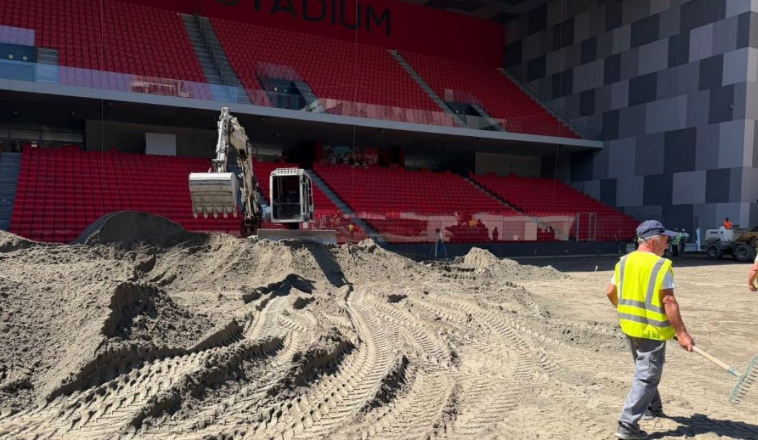 Fillon rinovimi i stadiumit “Air Albania” me tapet të ri