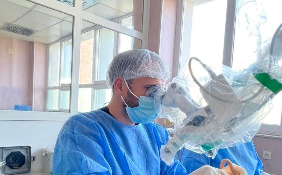 Rikthim i dëgjimit pas 18 vitesh: Succes në Klinikën e ORL-së në QKUK