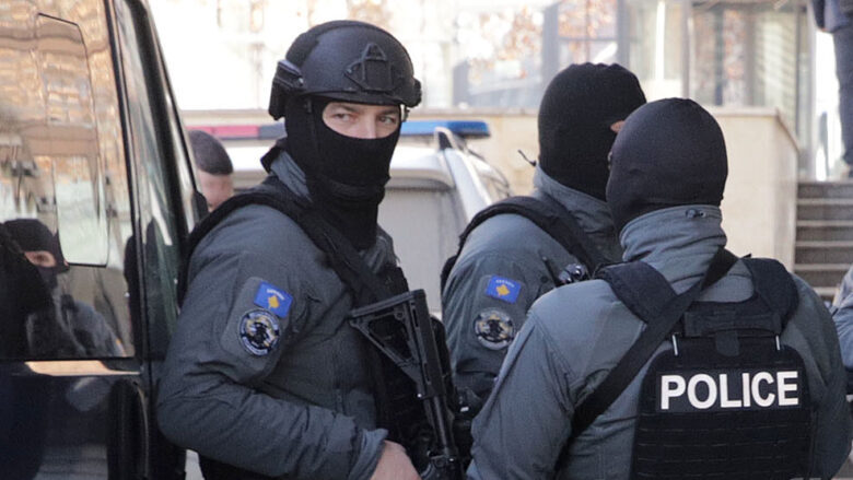 Arrestohet në Fushë-Kosovë A.S., i kërkuar me katër urdhëresa gjykate për narkotikë dhe falsifikim.