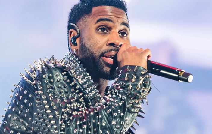 Jason Derulo rrëshqet dhe bie në skenë gjatë koncertit në Wembley