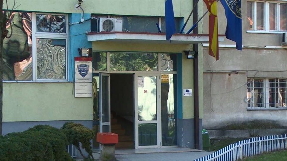 Gruaja që rrahu fëmijën e saj në rrugën "Iliria" në Tetovë është denoncuar në polici.
