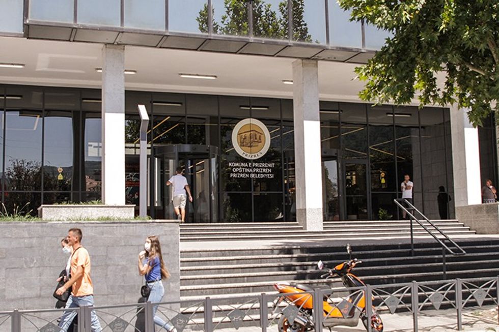 Parregullsitë financiare në Komunën e Prizrenit: Miliona euro keqmenaxhim dhe projekte të papërfunduara