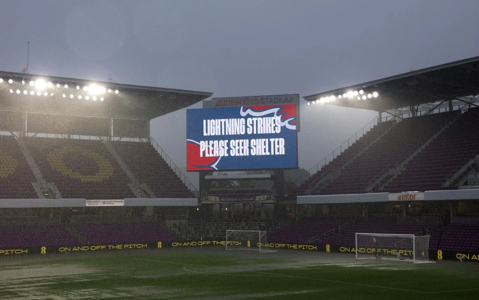 Stuhitë kërcënojnë rrjedhën e Kupës së Botës në futboll