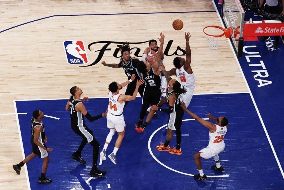 Knicks realizojnë përmbysjen epike ndaj Spurs dhe afrohen pranë titullit NBA