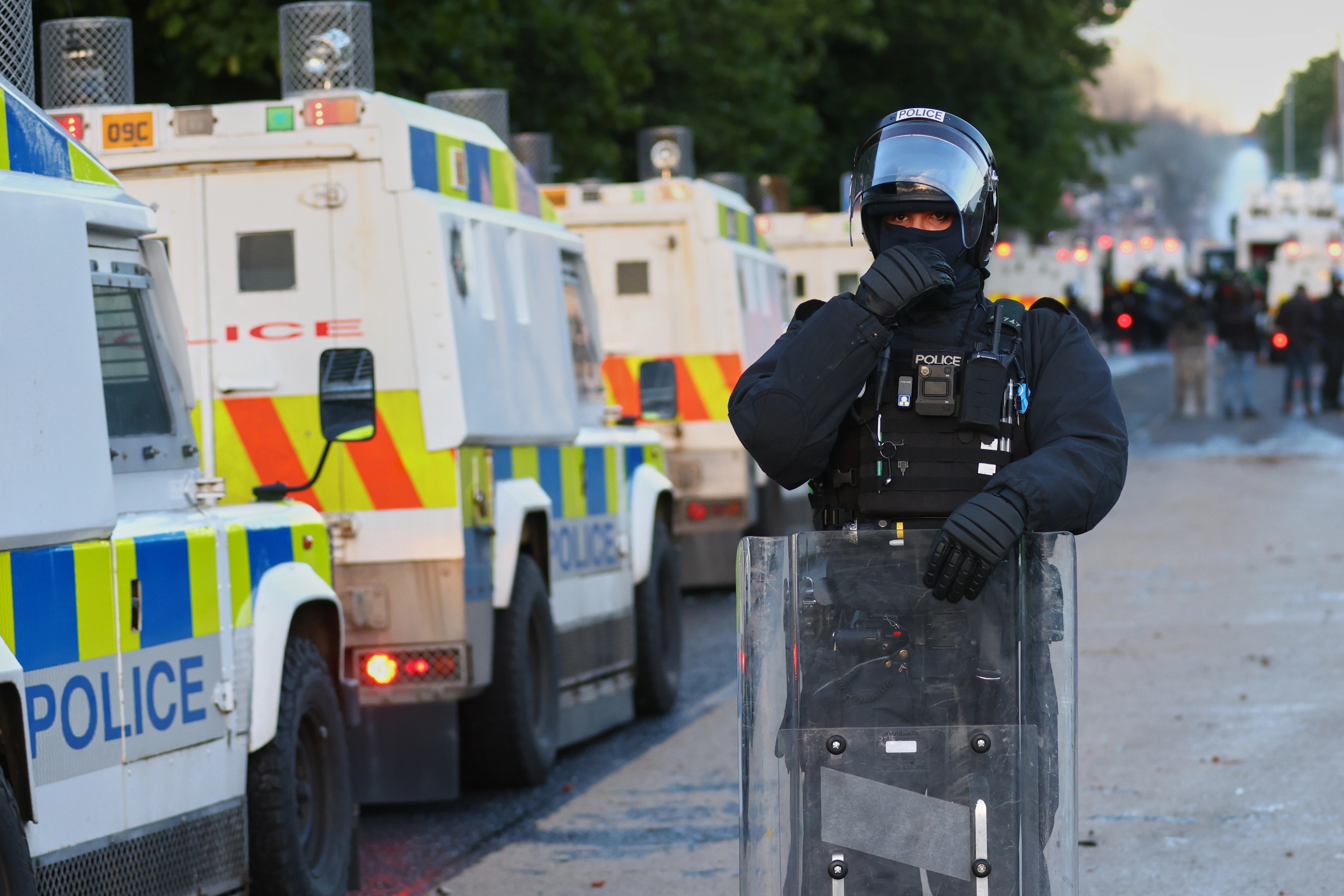 Dhuna anti-emigracion në Irlandën e Veriut përshkallëzohet, policia dhe protestuesit përplasen ashpër