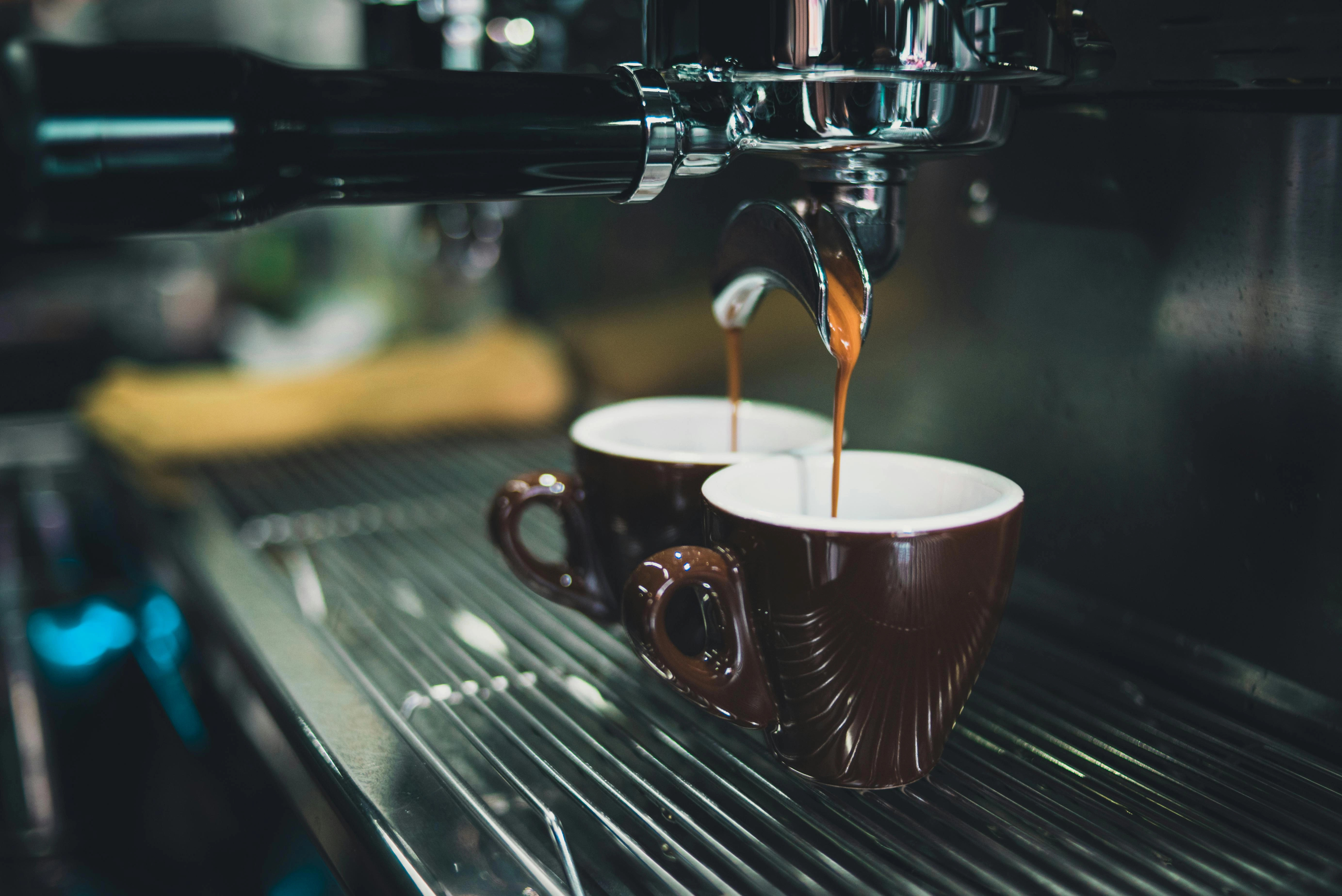 Çfarë ndodh me trupin kur pini kafe me stomak bosh?