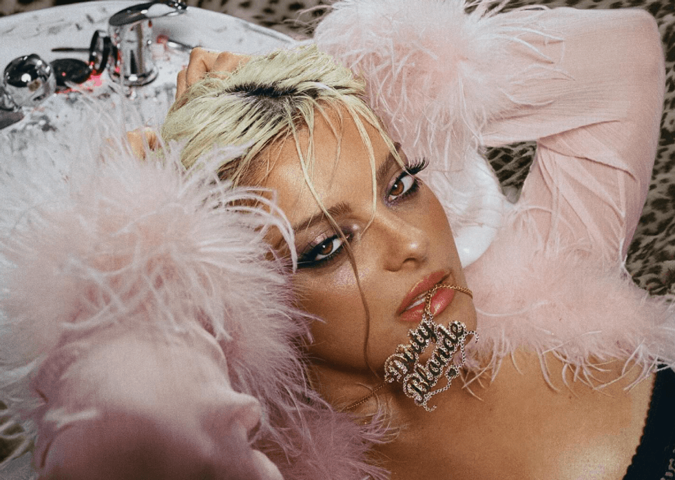 Bebe Rexha rikthehet me albumin “Dirty Blonde” që përmban 13 këngë