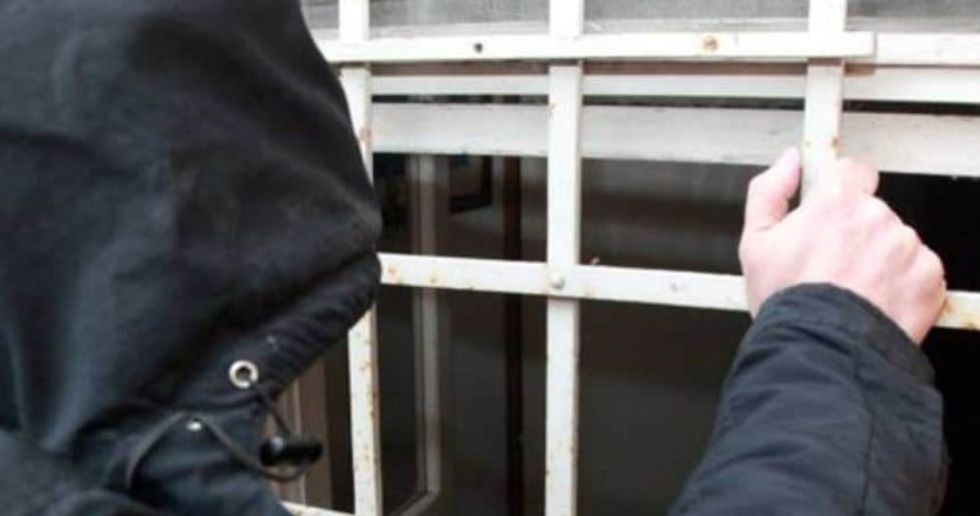 Vjedhje e rëndë në Graçanicë, autorët hynë nga dritarja dhe morën stoli ari