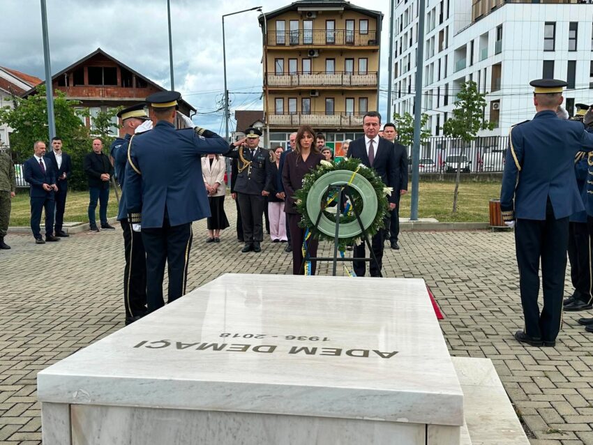 Haxhiu dhe Kurti kanë bërë homazhe edhe te monumenti i heroit Zahir Pajaziti.