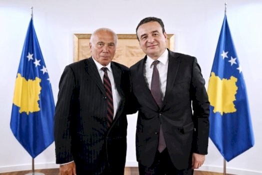 Kryeministri në detyrë i Kosovës, Albin Kurti, takon dhe vlerëson kontributin e Adem Shehit pas dekorimit me “Urdhrin e Lirisë”.