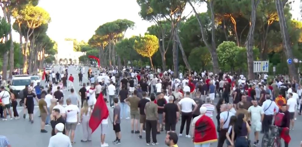 Përplasjet në protestën për Zvërnecin ndezin tensionet në Tiranë