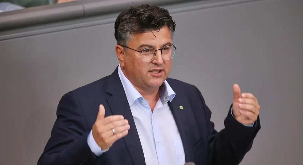 Deputeti gjerman Boris Mijatovic kërkon arrestimin e Radojiçiqit, i cili është ende i lirë në Serbi.