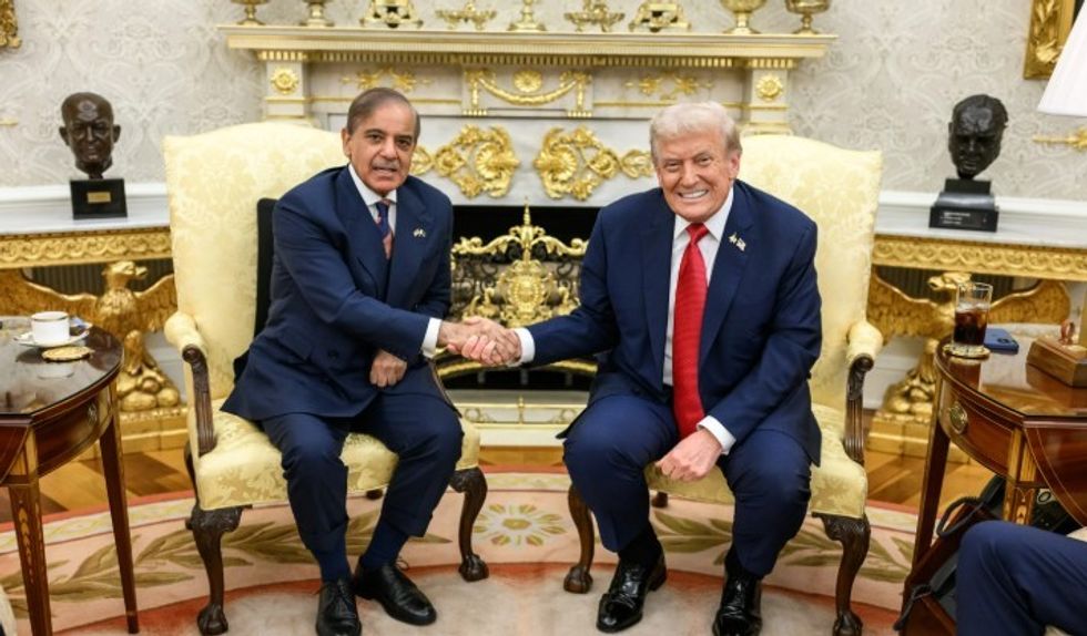 Kryeministri pakistanez Shehbaz Sharif konfirmon se marrëveshja e paqes SHBA-Iran mund të finalizohet brenda 24 orëve dhe janë nisur përgatitjet për nënshkrimin elektronik.
