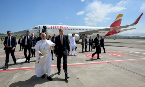 Mbreti i Spanjës shpëton udhëtimin e Papës pas defektit në avion