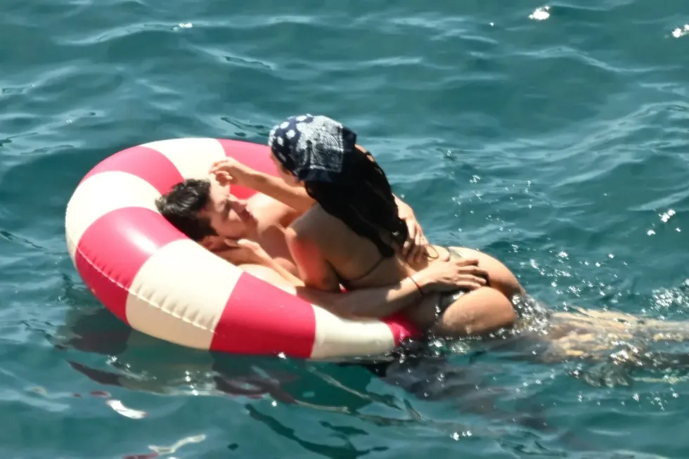 Dashuria në valët e Amalfit: Dua Lipa dhe Callum Turner në muajin e mjaltit