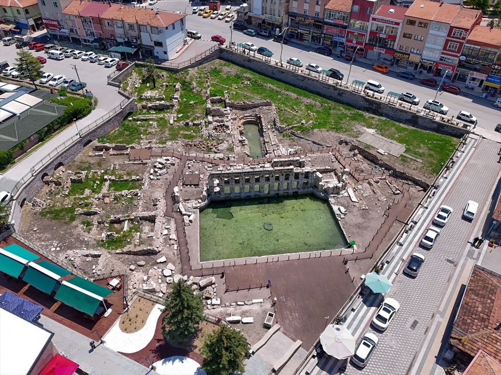 Uji termal 2 mijëvjeçar që magjeps turistët në Turqi