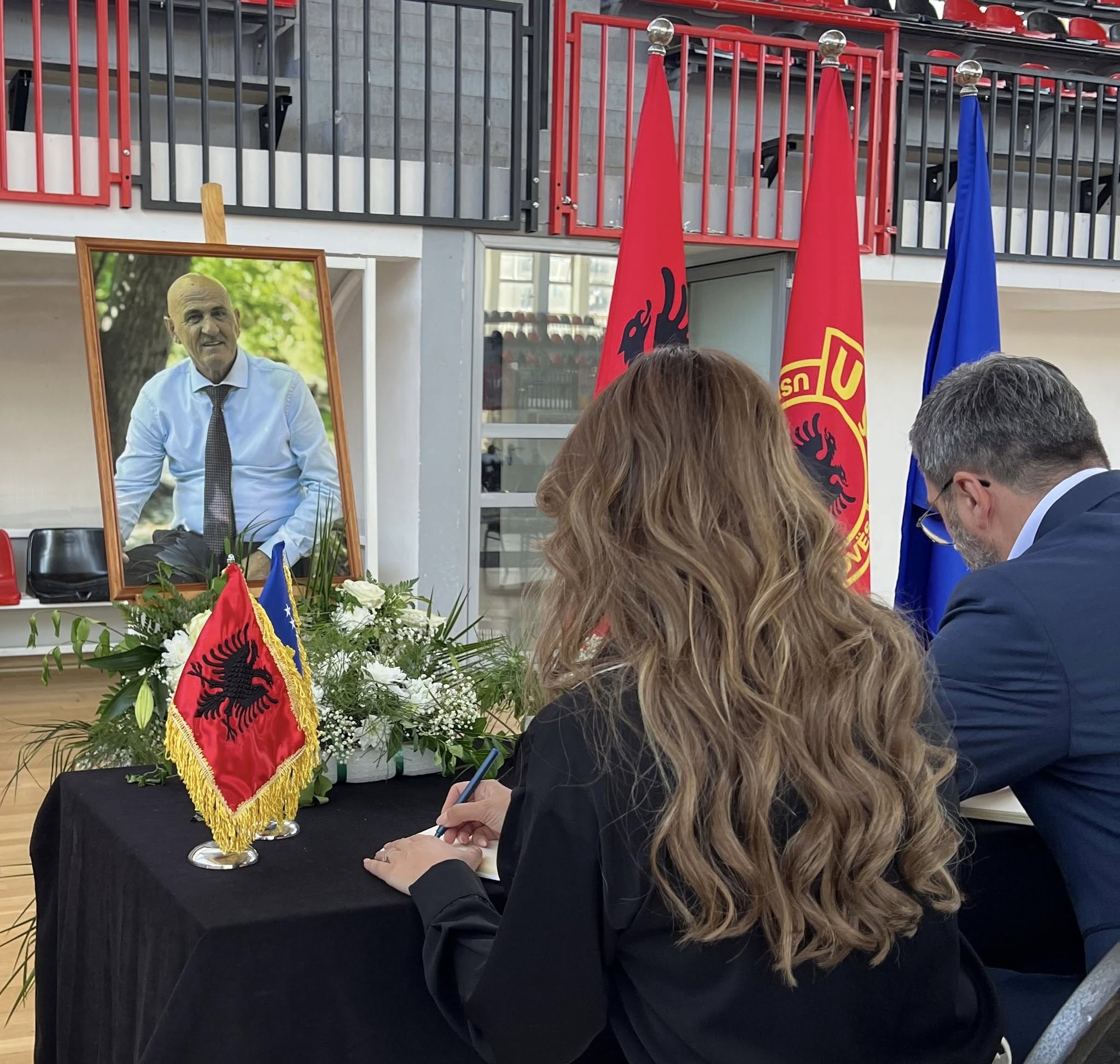 Albulena Haxhiu viziton familjen Jashari për ngushëllime pas ndarjes së Sahit Jasharit