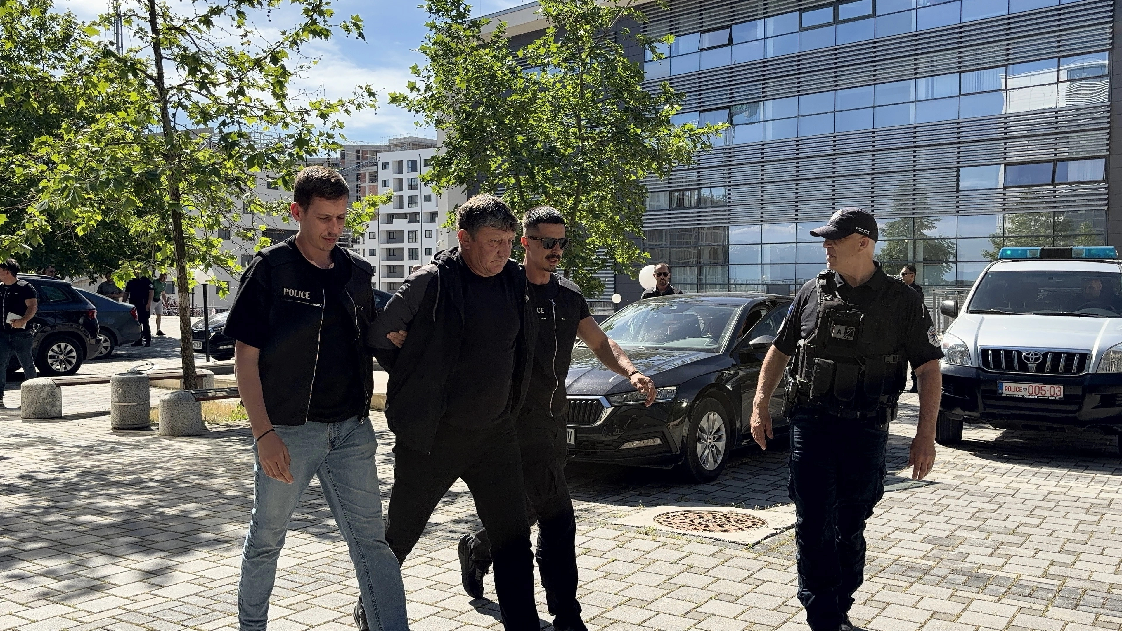 Pesë të dyshuarit për krime lufte në Reçak janë sjellë në Gjykatën Themelore në Prishtinë për caktimin e masës së paraburgimit.