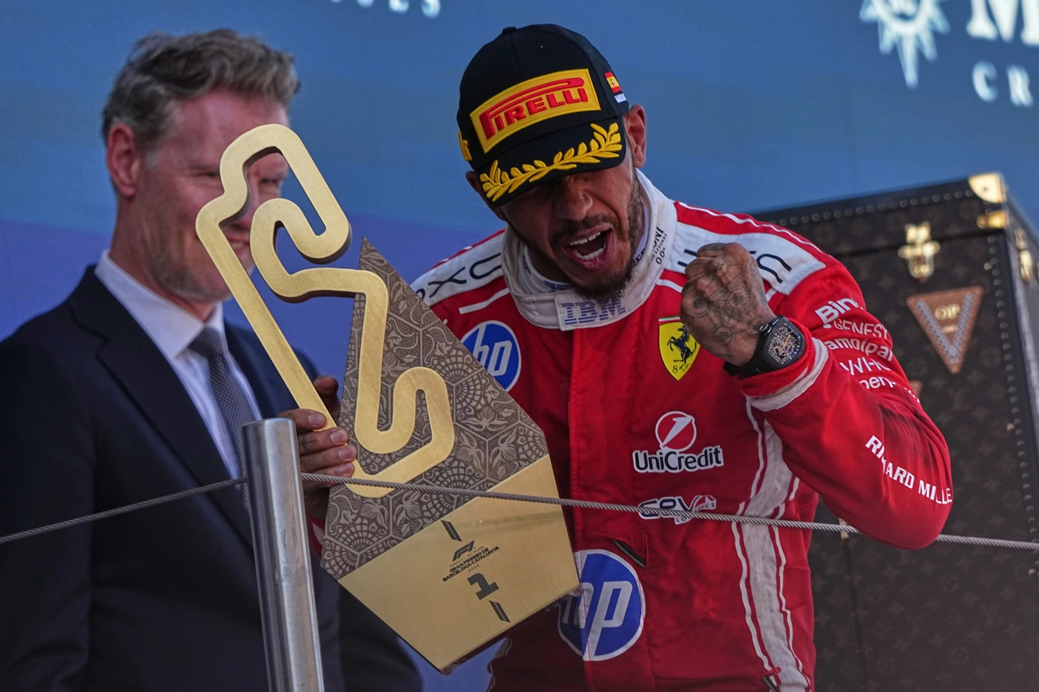 Lewis Hamilton fitoi për herë të parë me Ferrarin në Çmimin e Madh të Barcelonës, duke përfituar nga një periudhë Virtual Safety Car dhe problemet teknike të Mercedesit.