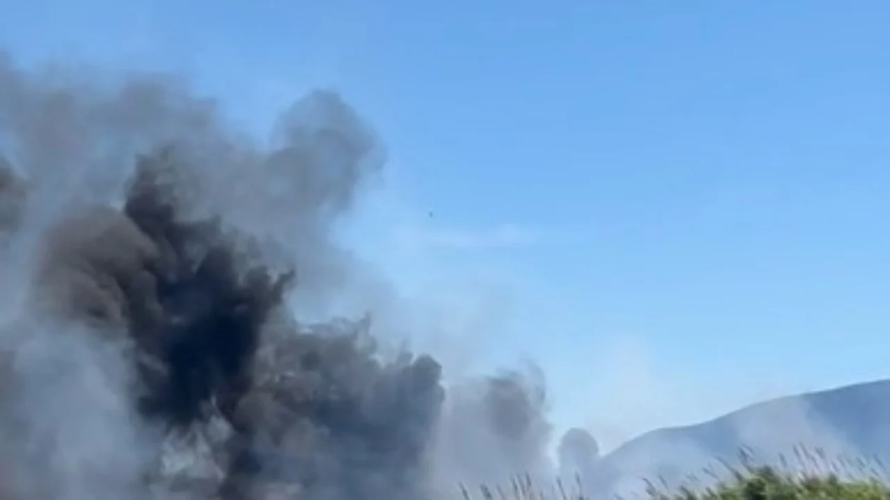 Flakët dhe tymi në Vlorë tronditin lagjen “Kushtrimi”