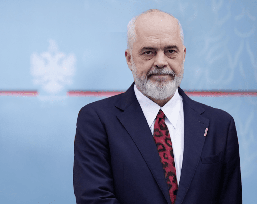 Sazani dhe Zvërneci: Edi Rama sqaron investimet dhe mohon shitjen e ishullit