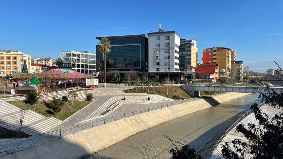 Skema e sofistikuar e floririt të vjedhur nga Greqia në Shqipëri zbulohet nga hetimet e Fierit dhe Tiranës