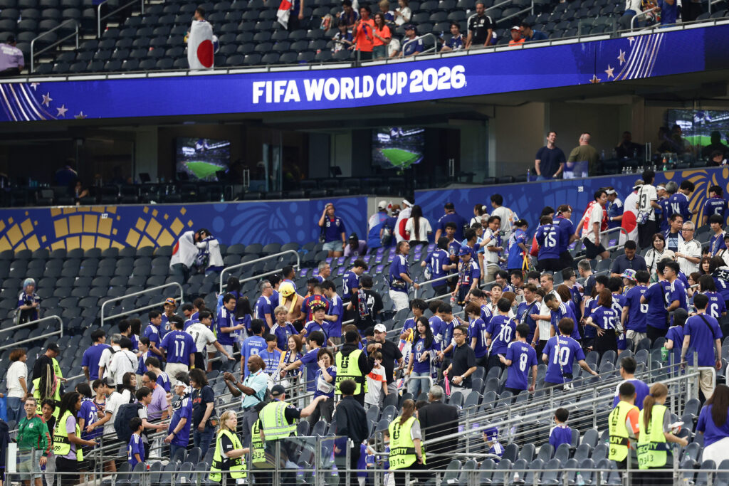 Tifozët japonezë ruajnë traditën e pastrimit të stadiumit pas ndeshjes me Holandën