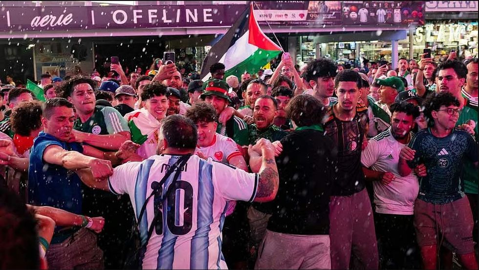 Përleshje në Times Square para ndeshjes Argjentinë-Algjeri, përfshihen gra dhe fëmijë