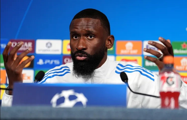 Antonio Rüdiger ka firmosur zyrtarisht kontratën e re me Real Madridin deri në verën e vitit 2027.