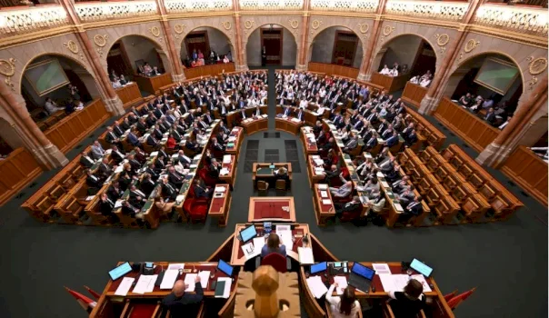 Parlamenti i Hungarisë miratoi me 135 vota pro dhe 50 kundër amendamentin kushtetues që kufizon mandatin e kryeministrit në maksimum tetë vjet me zbatim retroaktiv.