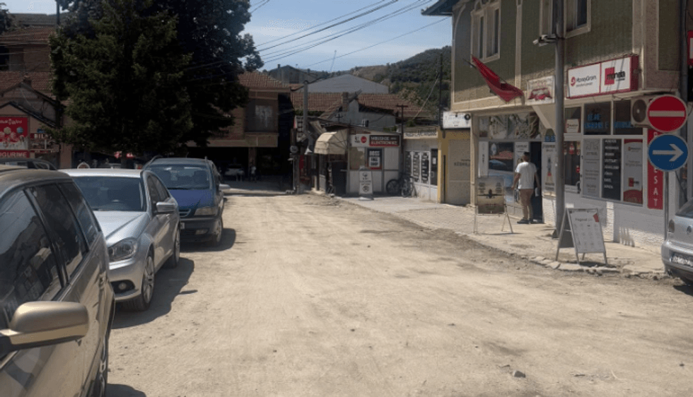 Punimet në rrugën “Qamil Ilazi” në Kaçanik kërkojnë lirimin e hapësirave të parkimit