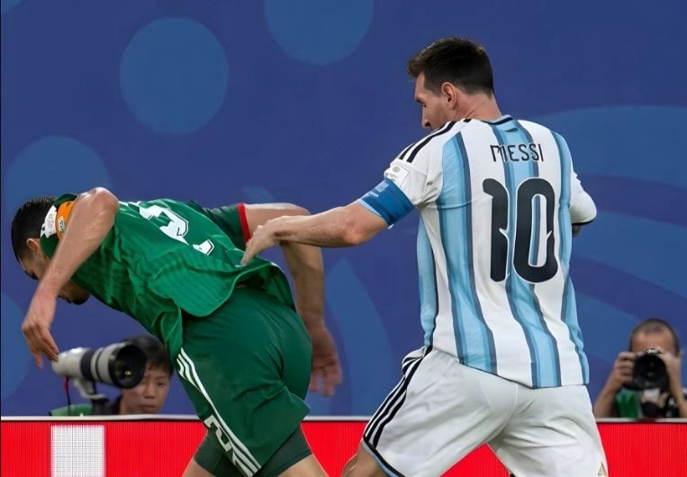 Ekspertët dhe tifozët insistojnë se Lionel Messi duhej ndëshkuar me karton të kuq në ndeshjen ndaj Algjerisë.
