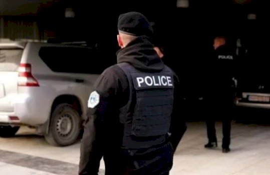 Prokuroria gjeti armë dhe fishekë edhe në veturën e viktimës në rastin e plagosjes në Prishtinë.