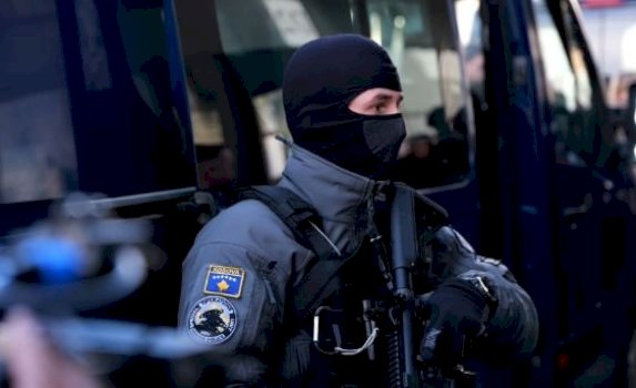 Arrestohen tre persona për falsifikim dokumentesh në Kosovë