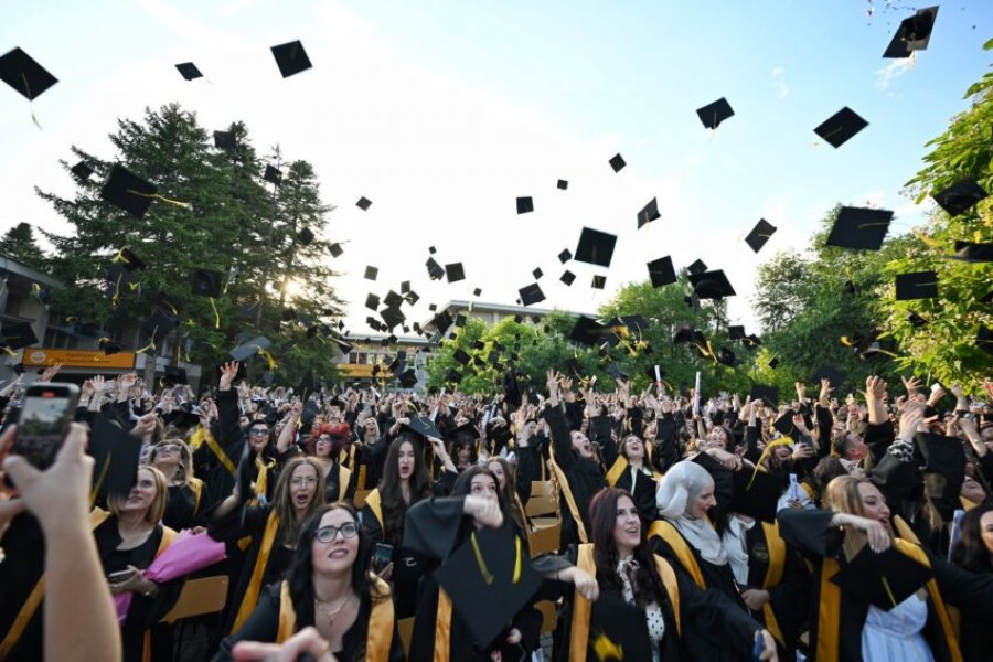 Kurti paralajmëron transformimin e arsimit të lartë në ceremoninë e diplomimit në Prizren