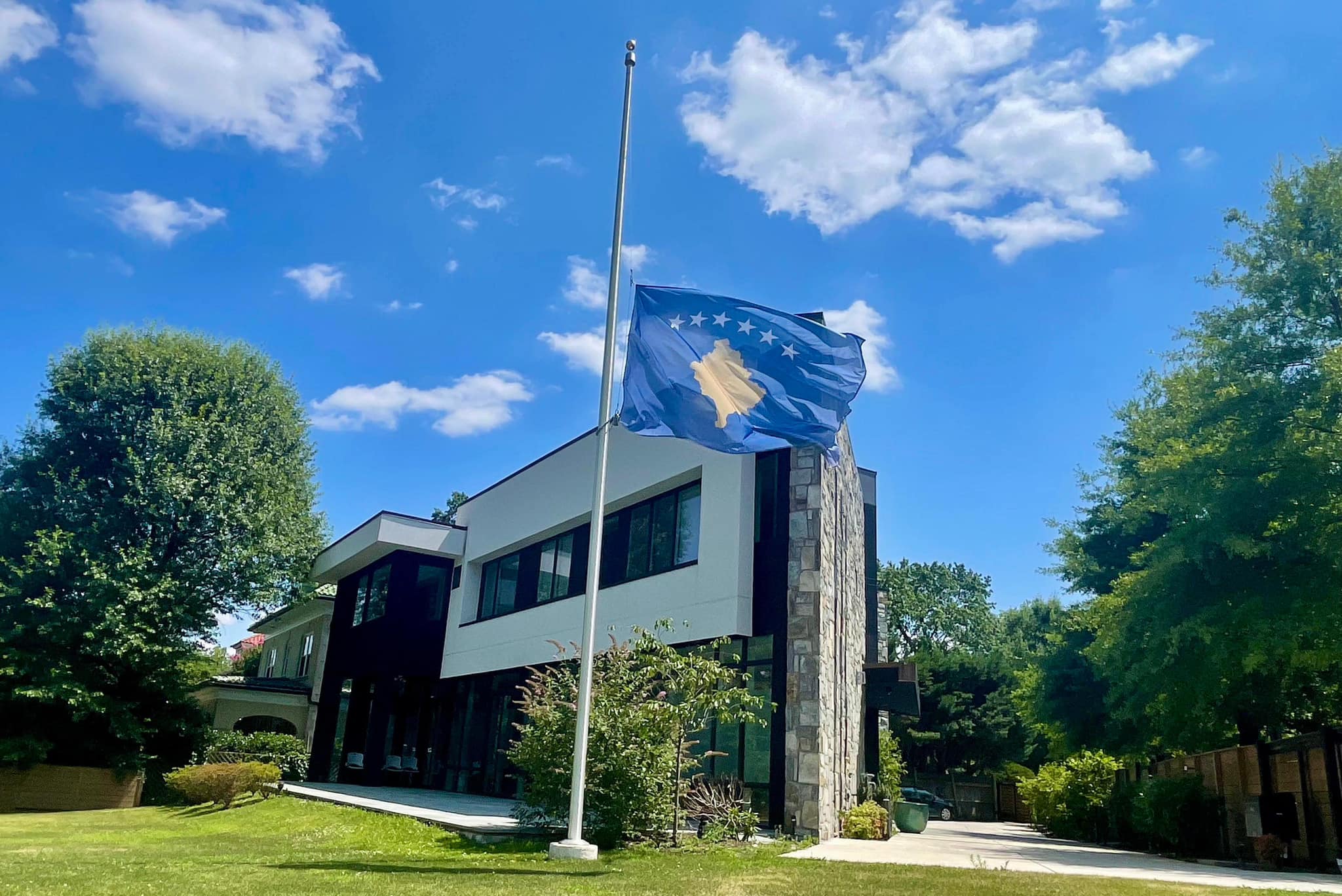 Kontrata për punimin e logos së Ambasadës së Kosovës në Washington DC është nënshkruar më 17 qershor me vlerë 7,222 euro.