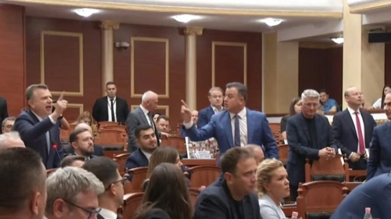 Përplasje të forta në Kuvend, Balla sfidon Berishën të dalë në protestë